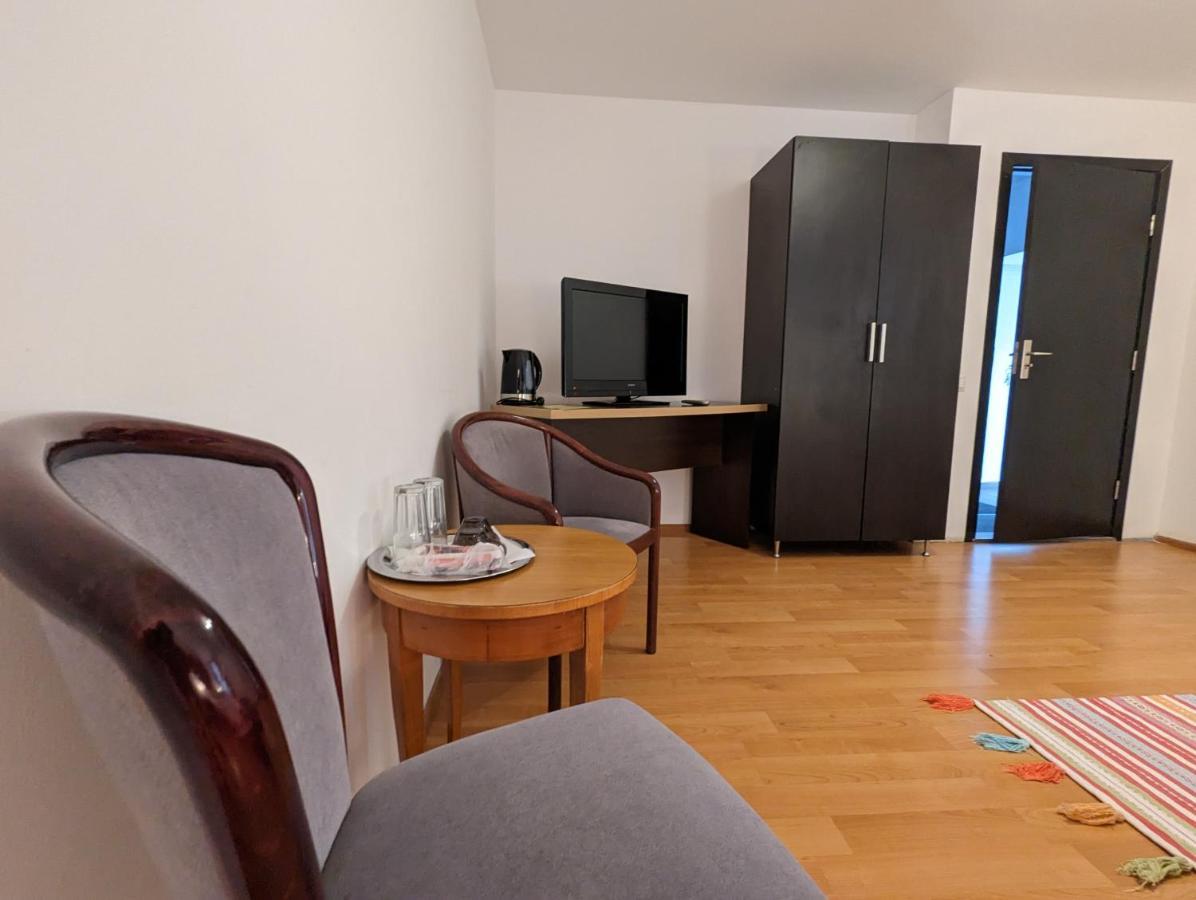 Key Apartments In Main Square Brasov Bagian luar foto