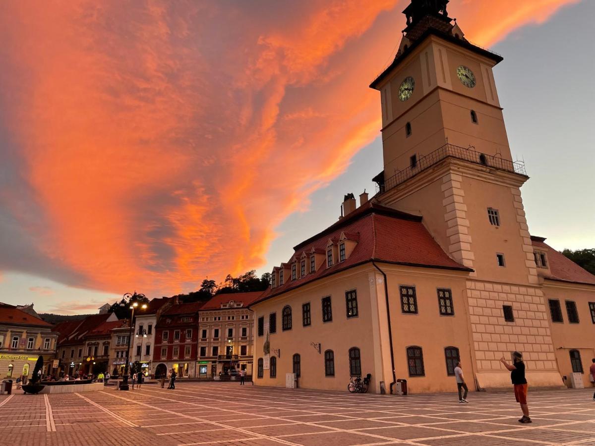 Key Apartments In Main Square Brasov Bagian luar foto