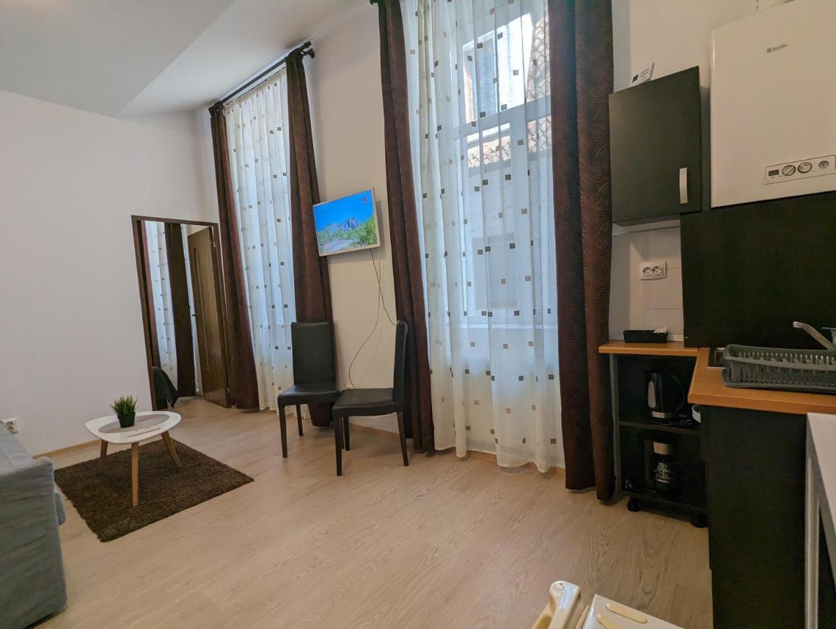 Key Apartments In Main Square Brasov Bagian luar foto