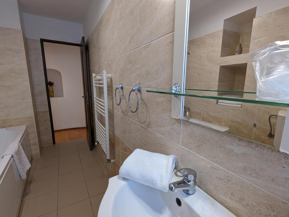 Key Apartments In Main Square Brasov Bagian luar foto