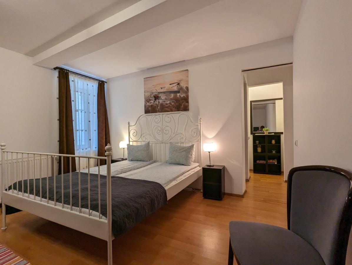 Key Apartments In Main Square Brasov Bagian luar foto