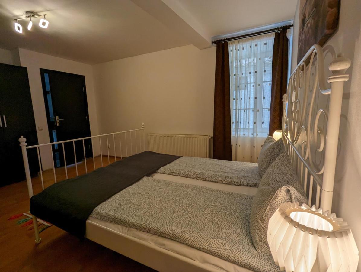 Key Apartments In Main Square Brasov Bagian luar foto