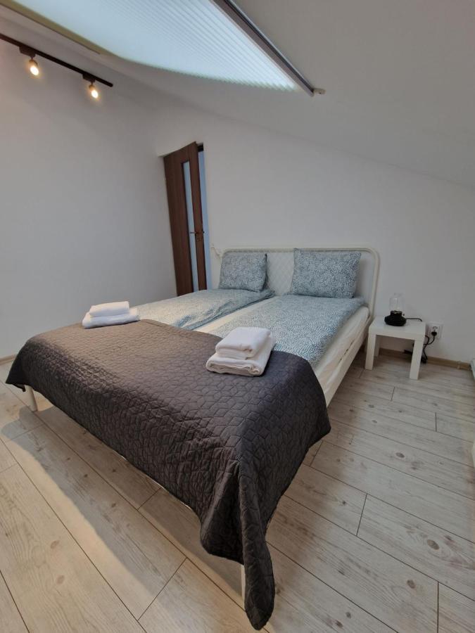 Key Apartments In Main Square Brasov Bagian luar foto
