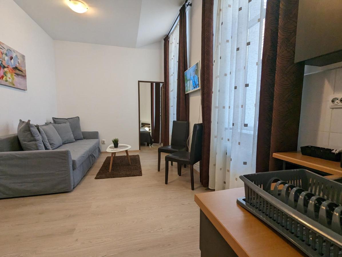 Key Apartments In Main Square Brasov Bagian luar foto