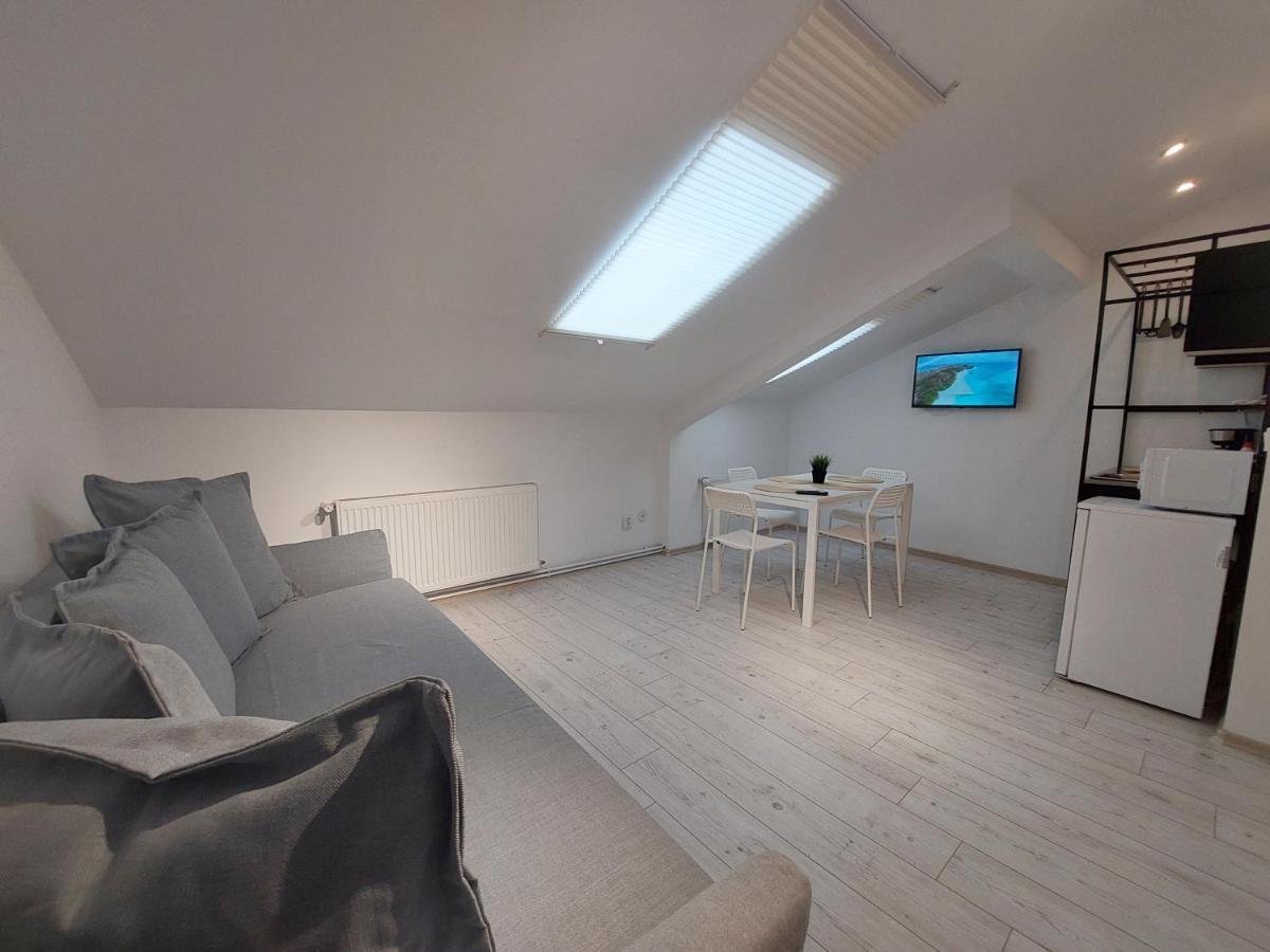 Key Apartments In Main Square Brasov Bagian luar foto
