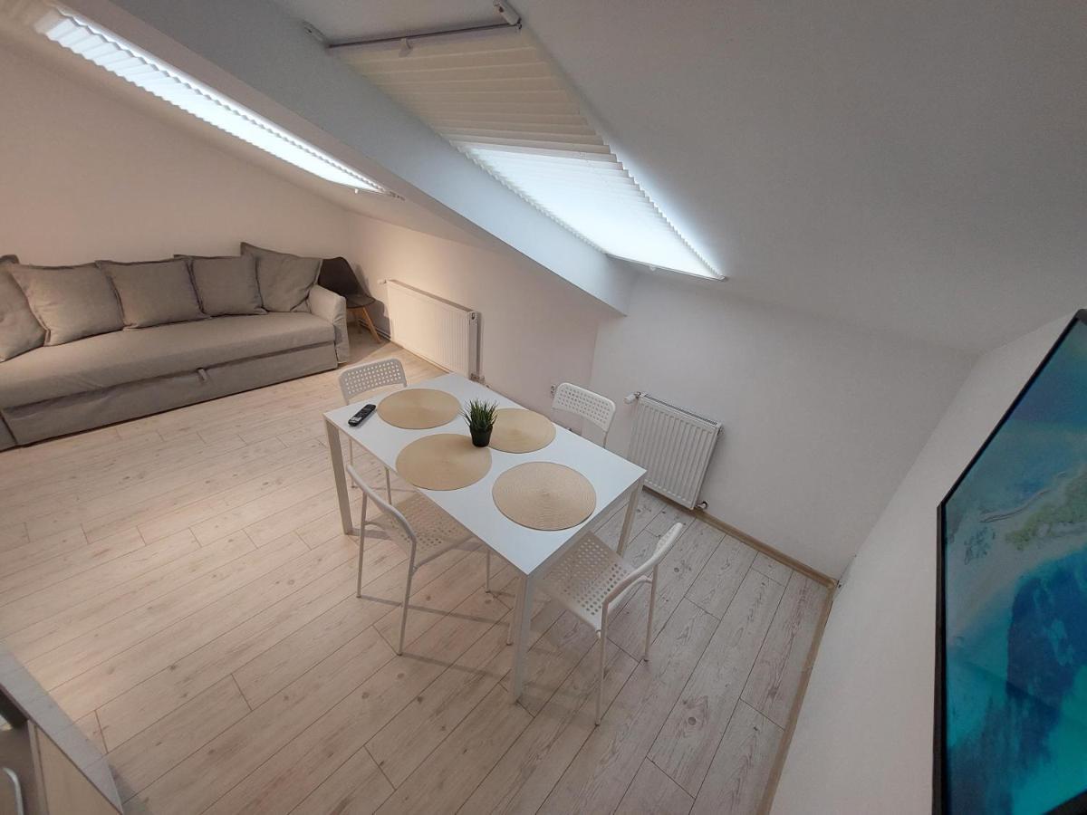 Key Apartments In Main Square Brasov Bagian luar foto