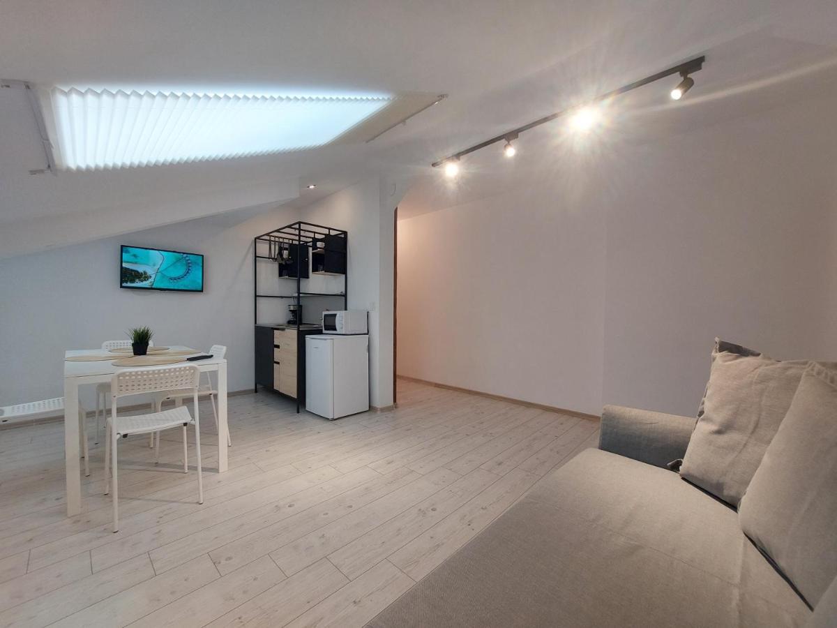 Key Apartments In Main Square Brasov Bagian luar foto