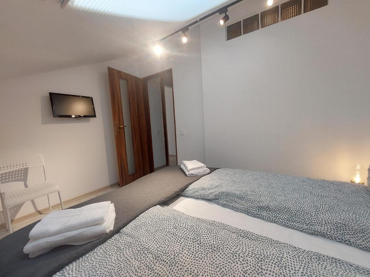 Key Apartments In Main Square Brasov Bagian luar foto