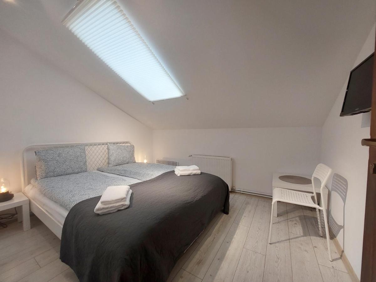 Key Apartments In Main Square Brasov Bagian luar foto