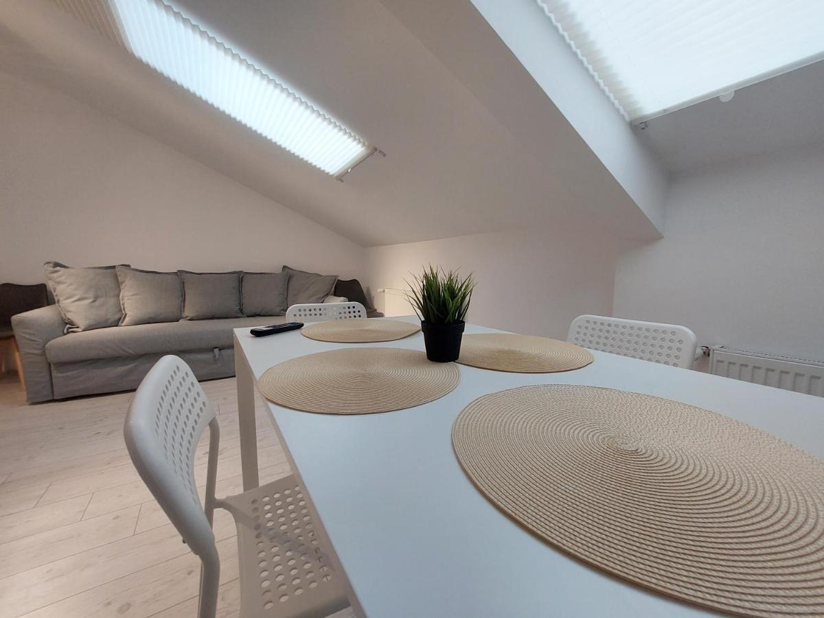 Key Apartments In Main Square Brasov Bagian luar foto