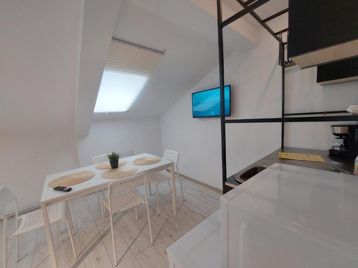 Key Apartments In Main Square Brasov Bagian luar foto
