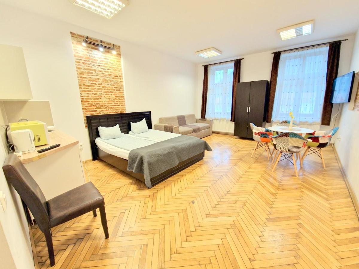 Key Apartments In Main Square Brasov Bagian luar foto
