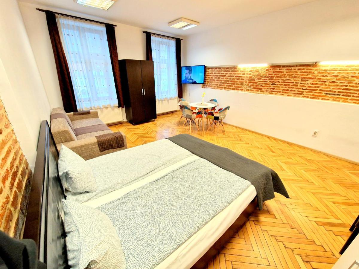Key Apartments In Main Square Brasov Bagian luar foto