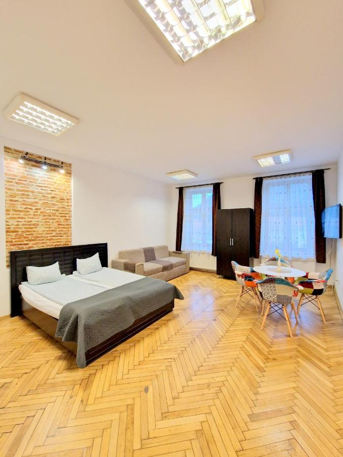Key Apartments In Main Square Brasov Bagian luar foto