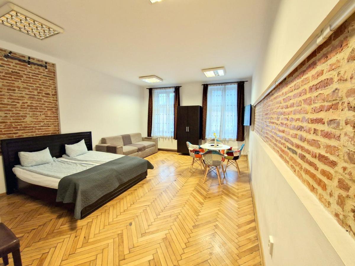 Key Apartments In Main Square Brasov Bagian luar foto