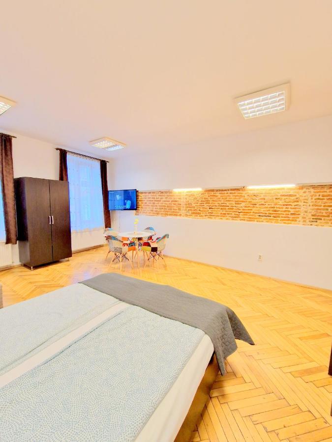 Key Apartments In Main Square Brasov Bagian luar foto