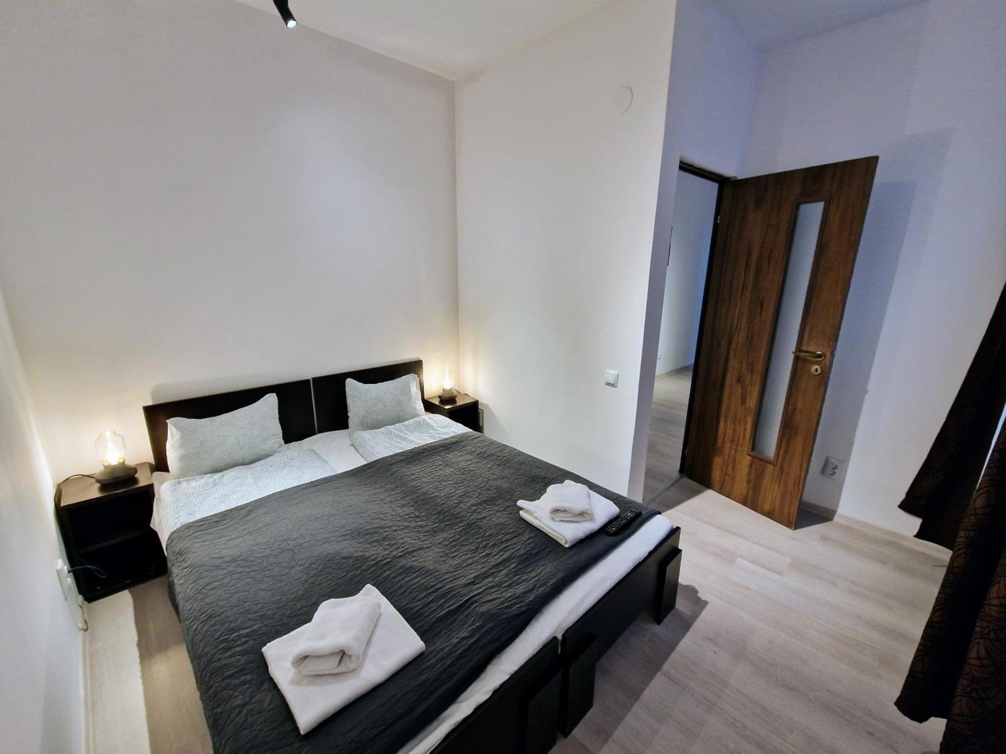 Key Apartments In Main Square Brasov Bagian luar foto