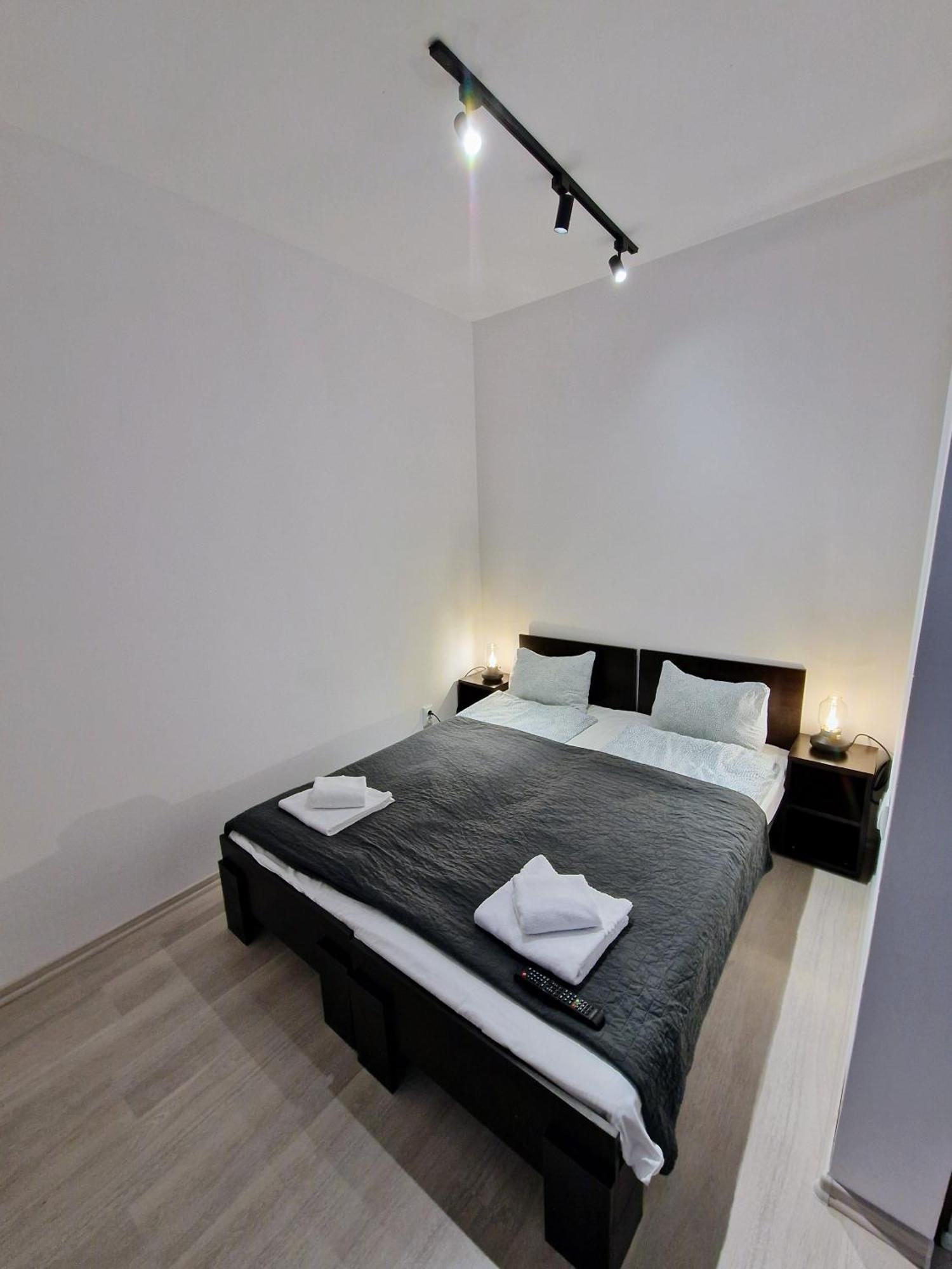 Key Apartments In Main Square Brasov Bagian luar foto