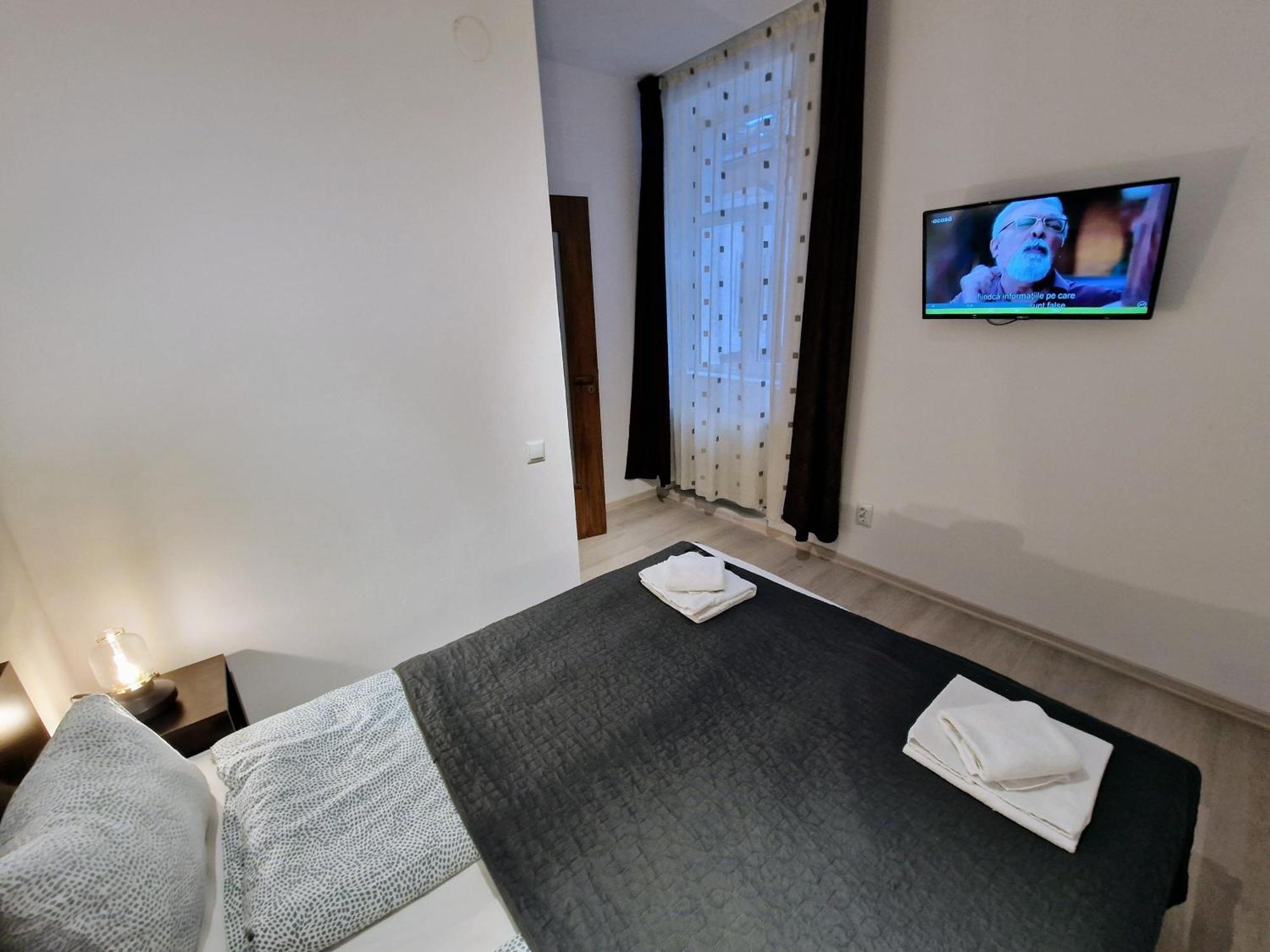 Key Apartments In Main Square Brasov Bagian luar foto
